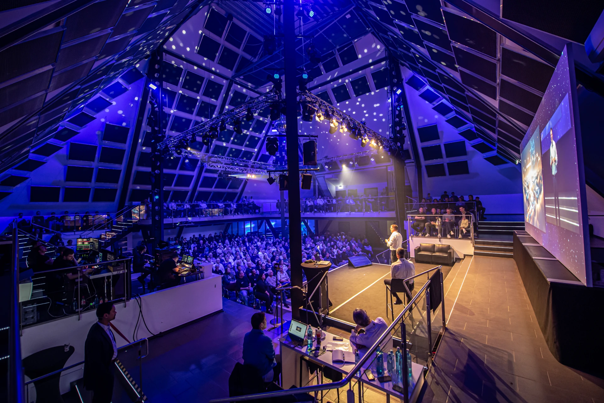 peak tagung in reihenbestuhlung mit erhöhter bühne