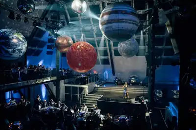Inszeniertes Dinner-Event mit Planeten-Dekoration in der Pyramide Mainz