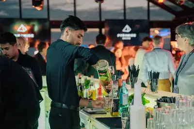 Servicepersonal an einer Bar bei einem Event in der Pyramide Mainz