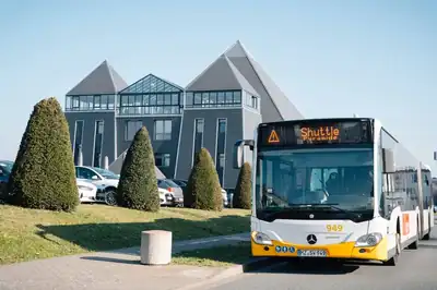 Shuttlebus vor der Pyramide Mainz